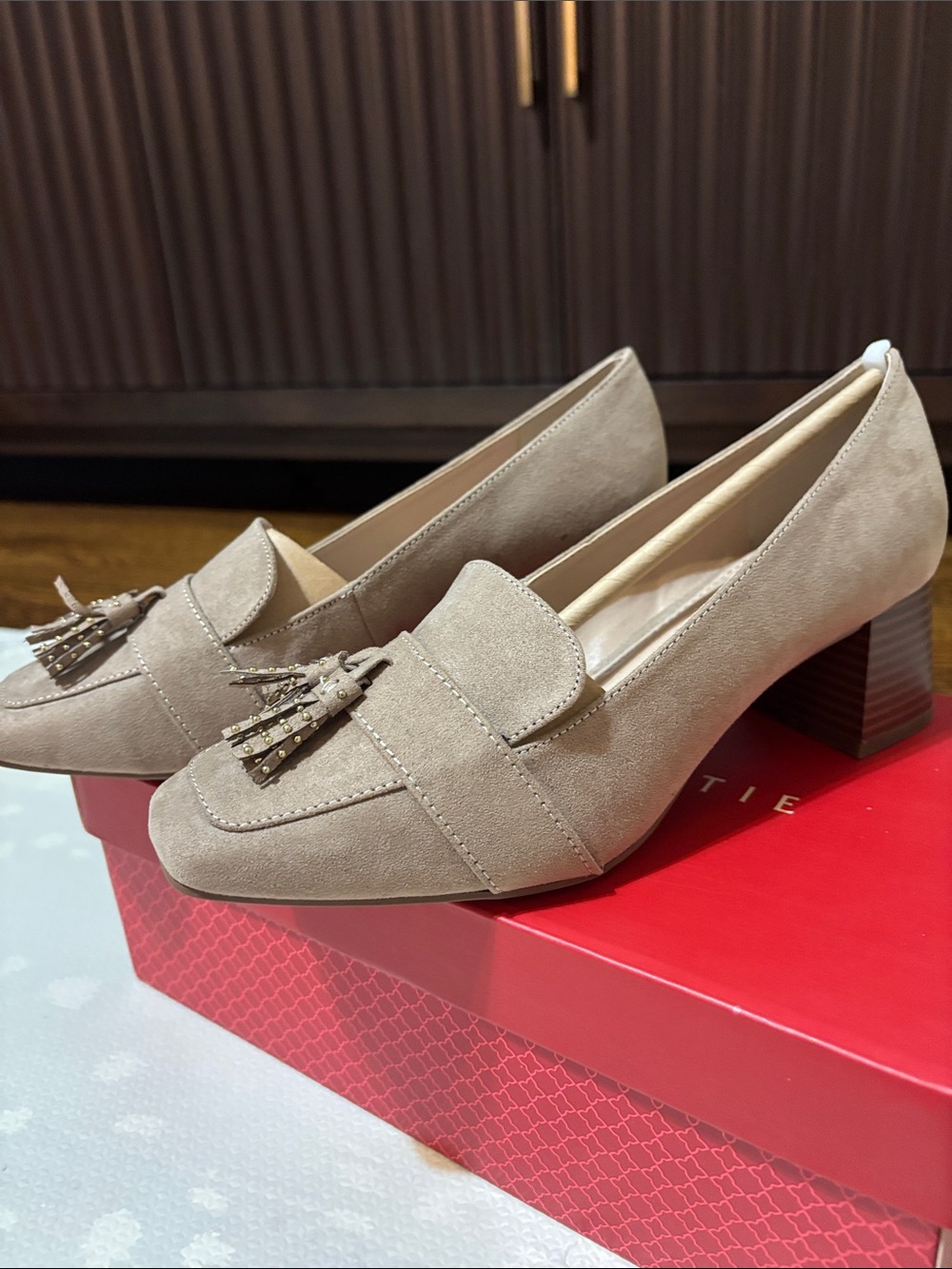 NIB Kelly & Katie Taupe Suede Tassel Loafers, Sz. 6.5